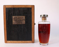 Old Rip Van Winkle 25 Year Bourbon Decanter (2017) thumbnail 2