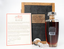 Old Rip Van Winkle 25 Year Bourbon Decanter (2017) thumbnail 2